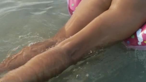 Vrouw in de zee op een rubberen ring. — Stockvideo