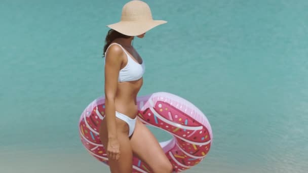 Mujer en la playa con un anillo de goma . — Vídeo de stock
