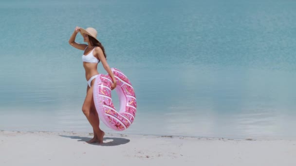 Mujer en la playa con un anillo de goma . — Vídeos de Stock