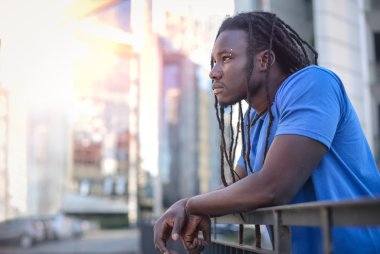 komik bir selfie alarak adam