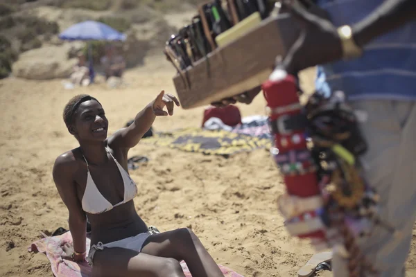 Mulher negra na praia — Fotografia de Stock