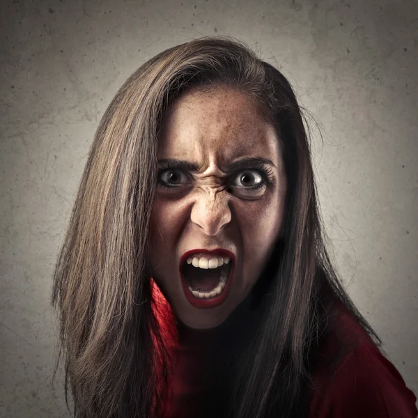 咆哮的愤怒的女人 — 图库照片