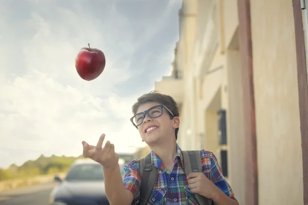 Junge spielt mit einem Apfel — Stockfoto