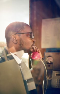 adam bir arama kutusu