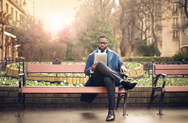 Vergadering man in het park — Stockfoto