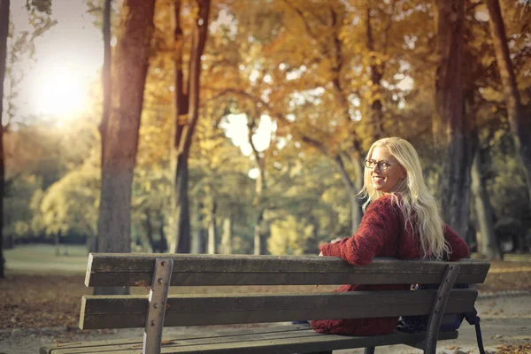 공원에 사는 여자 — 스톡 사진