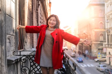 mutlu Asyalı kadın