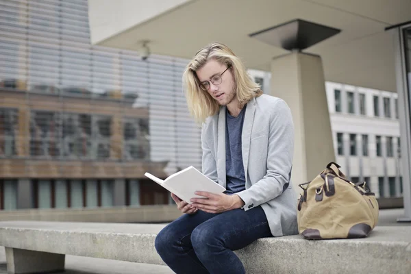 Is het lezen van man — Stockfoto