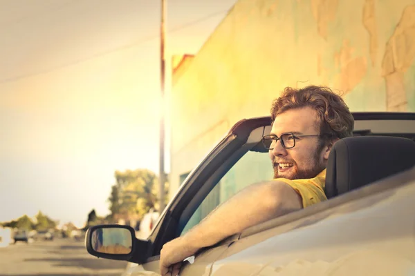 Uomo in camicia gialla in cabrio — Foto Stock