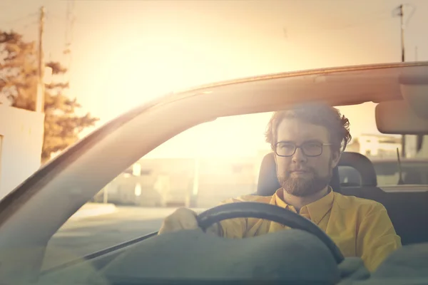 Uomo in camicia gialla sta guidando cabrio — Foto Stock