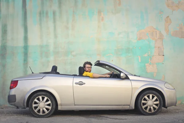 Mann im gelben Hemd im Cabrio — Stockfoto