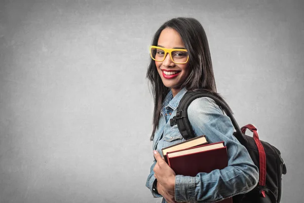 Chica va a la escuela — Foto de Stock