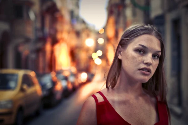 Kvinna på gatan — Stockfoto