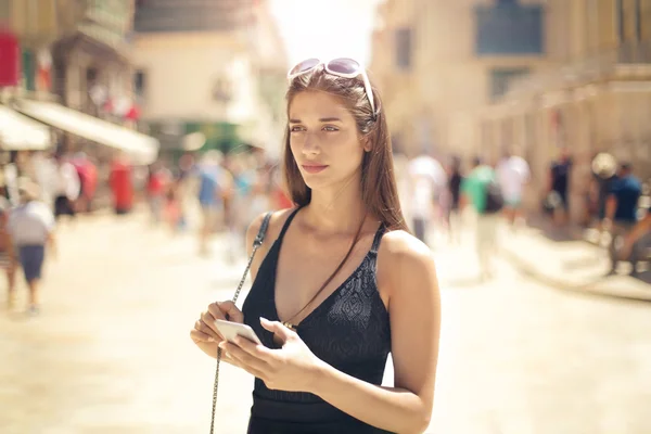 Mujer en la ciudad — Foto de Stock