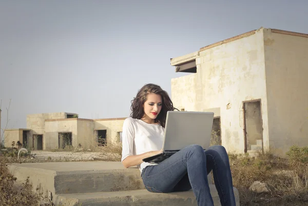 Menina com seu laptop — Fotografia de Stock