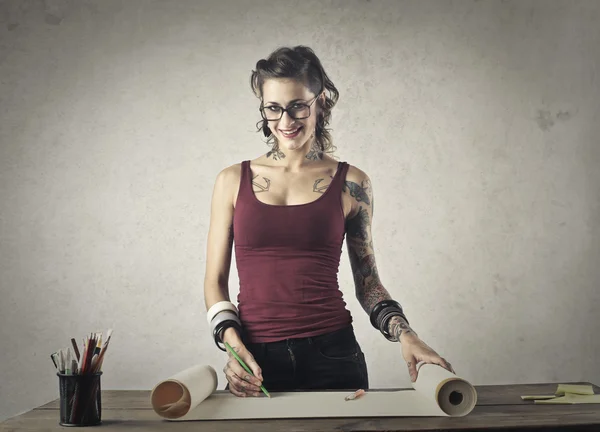 Vrouw met een papier — Stockfoto