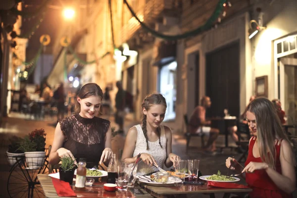 Ужин с друзьями на улице Стоковая Картинка