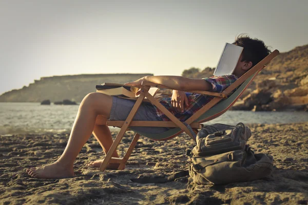 Uomo sulla spiaggia — Foto Stock