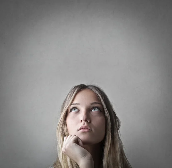 Vrouw denken hard — Stockfoto