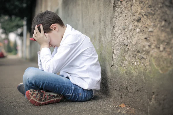 Junge weint allein — Stockfoto