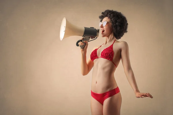 Vrouw in bikini schreeuwt met megafoon — Stockfoto
