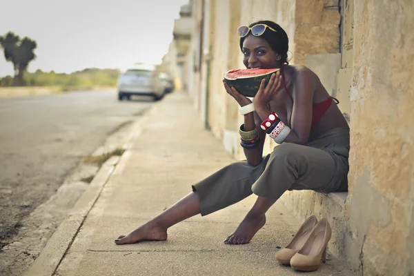 Schwarze Frau isst Wassermelone — Stockfoto
