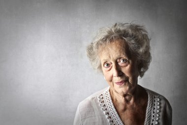 bir yaşlı kadın