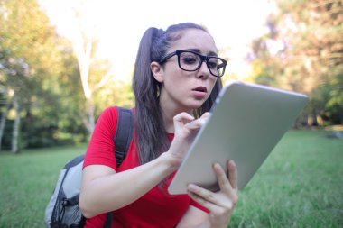 kadın onun tablet kullanma