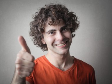 adam bir şey seviyor