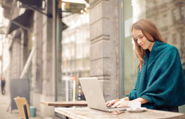 manifatura kadın gülümsüyor