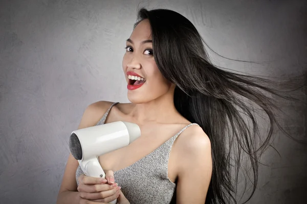 Menina com um cabeleireiro — Fotografia de Stock