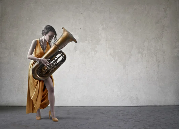 Frau spielt ein Instrument — Stockfoto