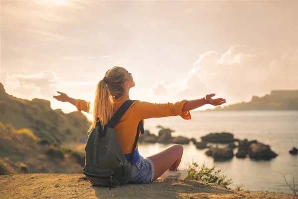 Vrouw in de natuur — Stockfoto