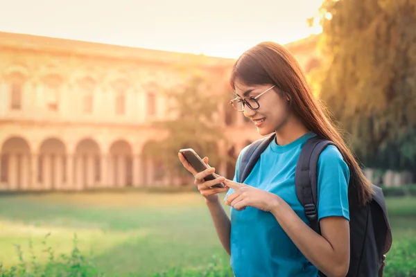 Student s její mobilní — Stock fotografie