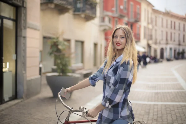 Flicka med sin cykel — Stockfoto