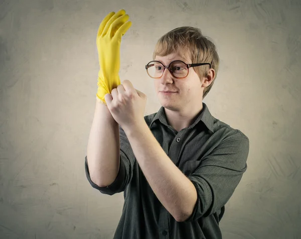 Man neemt op zijn schoonmaak handschoenen — Stockfoto