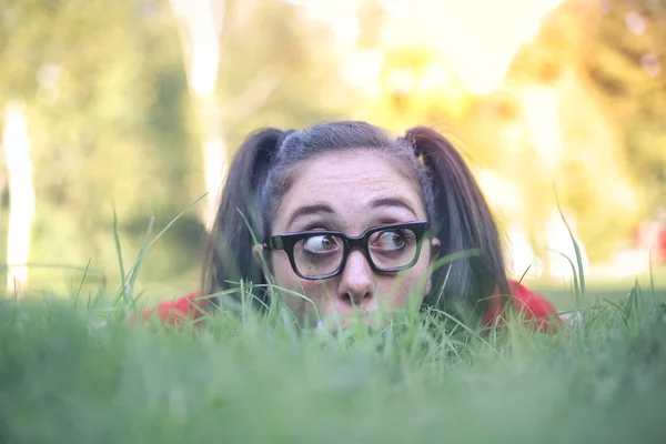 Mulher na grama — Fotografia de Stock