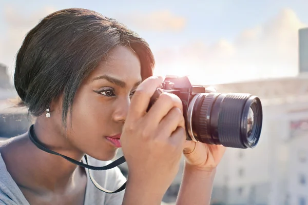Mulher negra tirando uma foto — Fotografia de Stock
