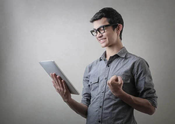 Ragazzo con una tavoletta — Foto Stock