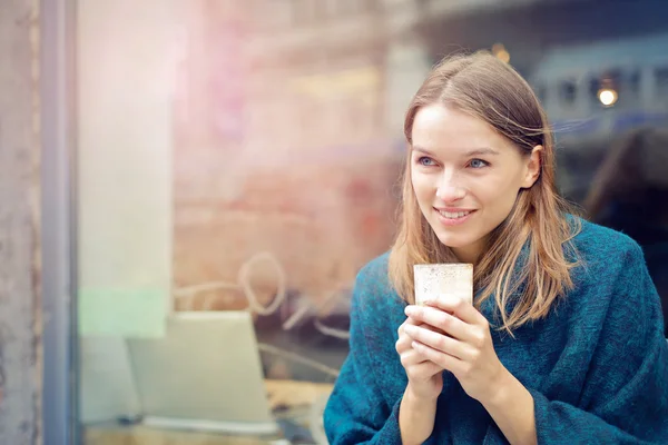 Femme avec un café — Photo