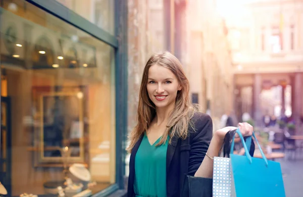 Shopping woman in front of a shop — Stock Photo, Image