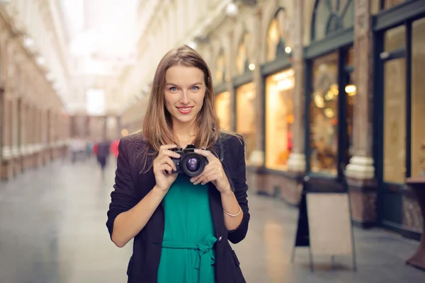 Vrouw met haar camera — Stockfoto
