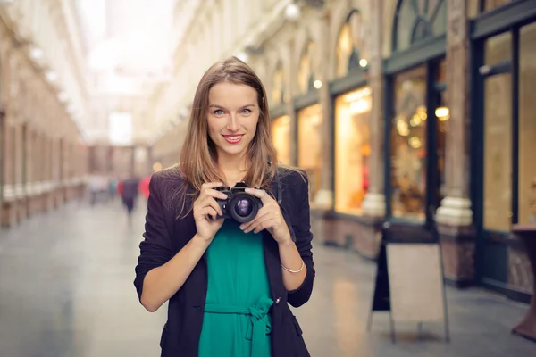 彼女のカメラを持つ女性 — ストック写真