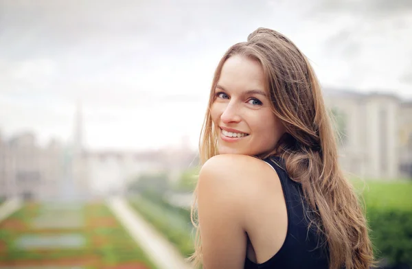 Mulher em um parque — Fotografia de Stock