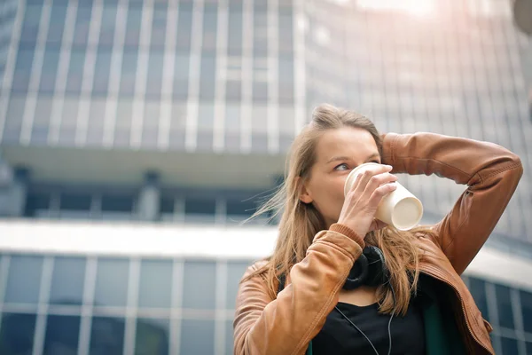 Vrouw drining koffie — Stockfoto