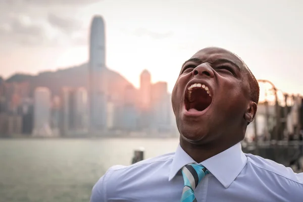 Schreeuwende man in de stad — Stockfoto