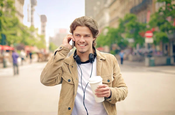 Mannen som pratar i sin mobil — Stockfoto