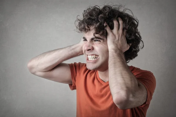 Θυμωμένος, σγουρά μαλλιά άνθρωπος — Φωτογραφία Αρχείου