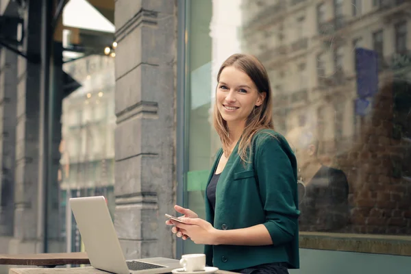 Kobieta z jej laptop — Zdjęcie stockowe