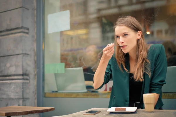 Mujer en un café —  Fotos de Stock